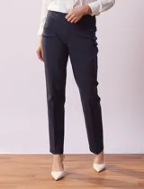 Pantalón de gabardina elastizada azul marino, marca Ruby Rd. Diseño liso con bolsillos simulados en la parte delantera y bolsillos aplicados en la parte trasera.