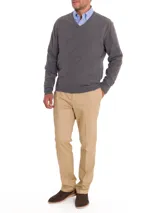 Sweater gris de lana y cashmere con cuello en V, manga larga y calce regular.