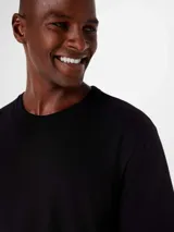 Camiseta básica de manga corta, cuello redondo y calce regular, color rojo jaspeado.