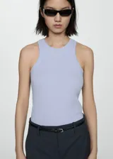 Musculosa blanca de tejido de canalé con cuello redondo y sisas anchas.