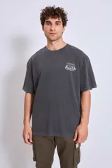 Remera gris oscuro de corte holgado con estampado pequeño en el pecho.