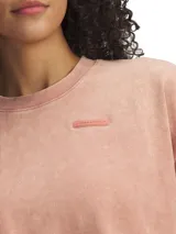 Remera corta color salmón con logo de la marca en el pecho.