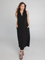 Vestido midi sin mangas color crema, con cuello polo y escote en V.