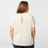 Camiseta color beige de corte holgado con cuello en V y mangas cortas con dobladillo.