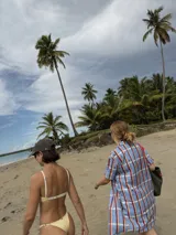 Camisa corta oversize con botones en el frente, de lino y algodón, con estampado a cuadros en tonos celeste, rojo y blanco.