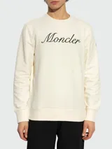 Sudadera color crema de algodón con cuello redondo y logo Moncler bordado en el pecho. Corte clásico con puños y bajo acanalados.