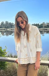 Camisa o sobrecamisa color crudo con bordado de cachemir en color beige.