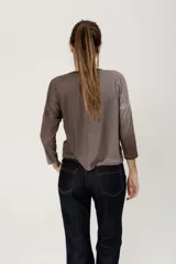 Remera color habano con estampa de zapatillas de ballet y cuello redondo con ribete color borgoña.