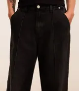 Pantalón masculino super baggy confeccionado en jeans sostenible con cintura con trabilla, cierre tradicional, bolsillo cuchillo, frisos y efecto de respingos.