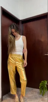 Pantalón dorado de calce relajado con cintura elástica y bolsillos delanteros y traseros.