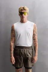 Musculosa deportiva blanca de tejido ligero y elástico con zonas perforadas para mayor transpirabilidad.