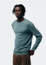 Sweater de punto color gris oscuro, con cuello redondo y mangas largas.
