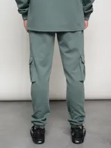 Pantalón de jogging gris con bolsillos cargo laterales y logo de la marca bordado en la pierna.
