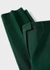 Pantalón negro de vestir, corte skinny, tiro medio, diseño crop, con bolsillos laterales y traseros de ribete.