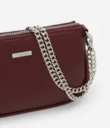 Bolso baguette pequeño de material sintético texturizado color borgoña con asas de cadena.