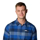 Camisa de franela a cuadros azules de manga larga, con bolsillo en el pecho con cierre de botón.