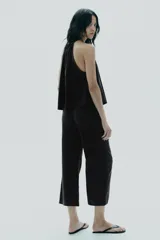 Top marrón con cuello halter ajustable con lazada.