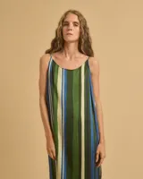 Vestido largo con estampado de rayas verticales en tonos azul, verde y blanco. Tiene tirantes finos y corte recto.