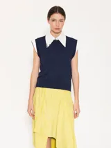 Sweater color crema de tejido de punto fino, con cuello redondo y mangas largas abullonadas.