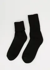 Medias de caña media color negro, con felpa interior y puño doble que no aprieta.