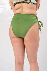 Bombacha de traje de baño tiro alto color azul marino, con frunce regulable en los costados y forro interior delantero.