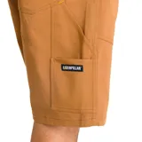 Short cargo color beige con bolsillos laterales y traseros, cierre con cremallera y botón, cintura elástica con cordón. Etiqueta tejida con logo CAT en el bolsillo izquierdo.