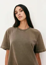 Vestido corto marrón con cuello redondo y mangas cortas.