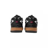 Championes New Balance 808 negros con detalles en blanco y suela color caramelo.