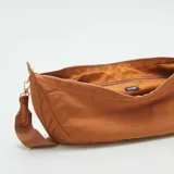 Riñonera marrón con correa ajustable.