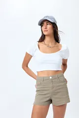 Short de jean color beige, con calce medio, bolsillos funcionales y tajos pequeños en el ruedo.