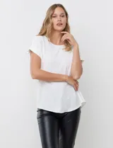 Blusa blanca de manga corta con cuello a la base, confeccionada en tejido crepe.