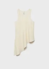 Musculosa color crudo con breteles anchos, escote en V y bajo asimétrico.