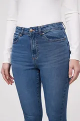 Pantalón skinny de mezclilla azul medio, con diseño ajustado y tiro alto.