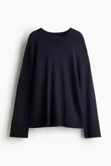 Sweater azul marino de punto fino de mezcla de viscosa suave. Modelo de corte holgado con cuello redondo con ribete acanalado y hombros caídos. Remate acanalado en puños y bajo.