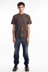 Remera unisex color marrón con cuello redondo y estampado azul con motivos de la naturaleza.