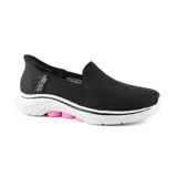 Championes deportivos Skechers Slip-ins Go Walk 7 Daley, color negro con suela blanca y detalles en rosa. Diseñados con tecnología Hands Free Slip-ins, Heel Pillow, plantilla Air-Cooled Memory Foam, amortiguación Ultra Go y Hyper Pillar Technology.