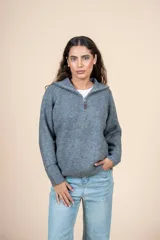 Cárdigan gris de tejido de punto acanalado, con cuello alto, cierre de cremallera corto y corte holgado.