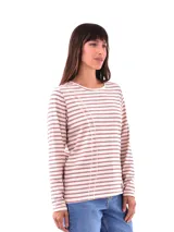 Remera beige de manga larga con cuello redondo y estampado a rayas horizontales color borgoña.