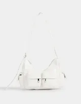 Bandolera blanca con asa de hombro regulable, cierre superior, doble bolsillo frontal con cierre y bolsillos laterales con solapa y broche con botón.