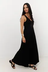 Pulsera rígida plateada con textura irregular.