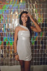 Vestido strapless blanco con tiras cruzadas y frunces laterales, diseño drapeado.