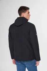 Campera negra de neopreno con interior de micropolar y capucha. Tiene bolsillos delanteros y en el pecho con cierre metálico personalizado.