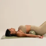 Top deportivo negro sin costuras, con elástico embutido en el bajo busto y los tirantes. Confeccionado en poliamida biodegradable con forro en el mismo tejido principal y abertura para bojo (no incluido).