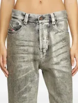 Pantalón de jean Diesel modelo 1988, de corte boyfriend, tiro bajo, pierna tapered y largo completo. Confeccionado en denim de algodón con acabado descolorido con efecto mármol, lámina de Mylar y detalles láser.