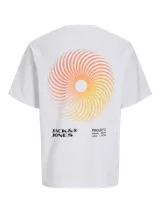 Remera blanca de algodón con cuello redondo y manga corta. Estampado en la espalda con un diseño circular abstracto en tonos naranja y amarillo. Logo de Jack & Jones en el frente.