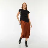 Remera negra de manga corta con corte asimétrico en el ruedo.