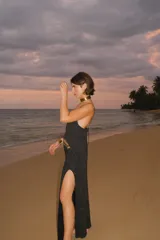 Blusa larga atrás y corta adelante con breteles finos regulables.