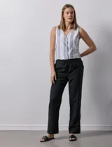 Pantalón de lino negro, marca Alex & Jordan, de corte recto con pretina ancha y lazo de ajuste.