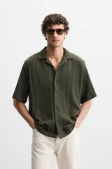 Camisa verde militar de manga corta con cuello bowling, corte relaxed fit y cierre frontal con botones.