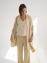 Chal color beige de tejido calado con volados sutiles.